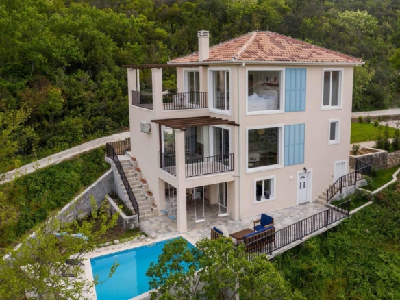 House with swimming pool for sale in Tivat Bay