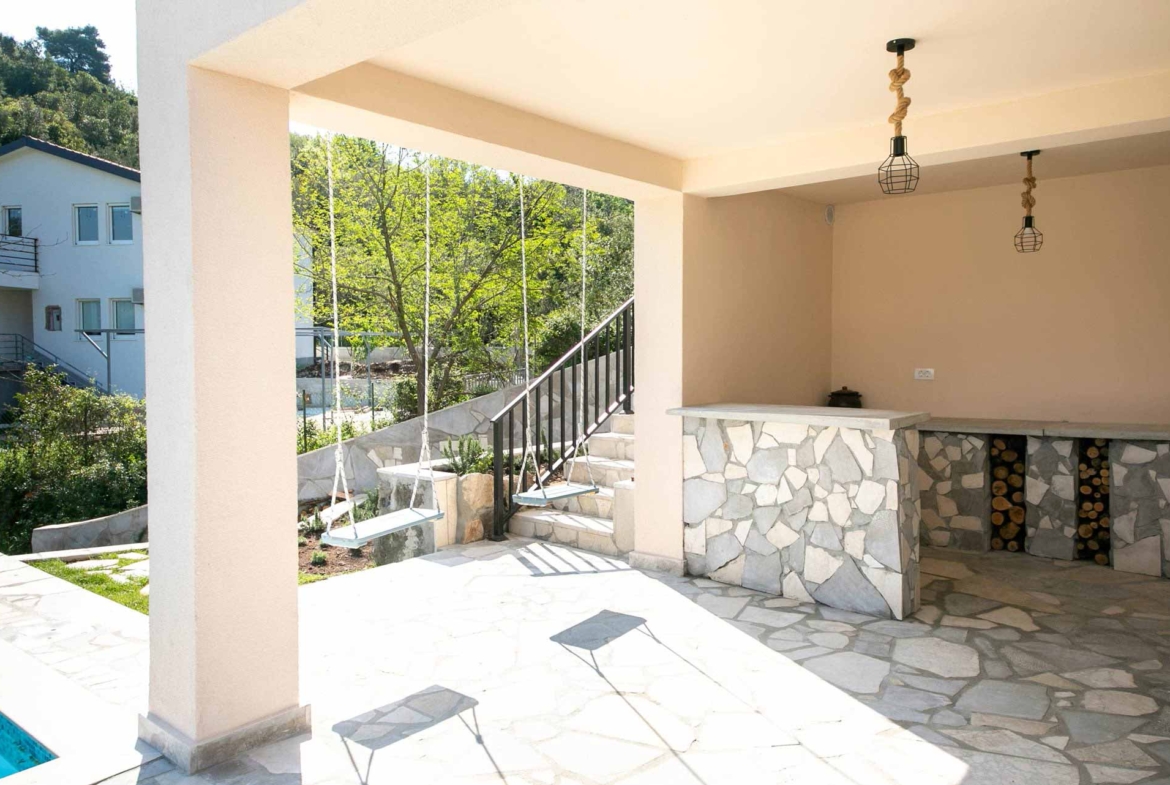 House with swimming pool for sale in Tivat Bay