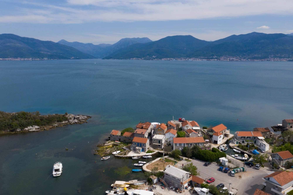 House with swimming pool for sale in Tivat Bay