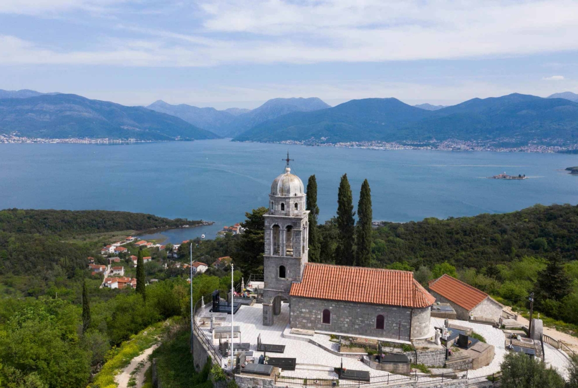 House with swimming pool for sale in Tivat Bay
