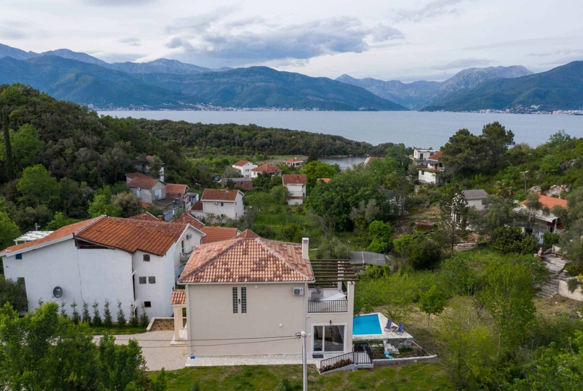 House with swimming pool for sale in Tivat Bay