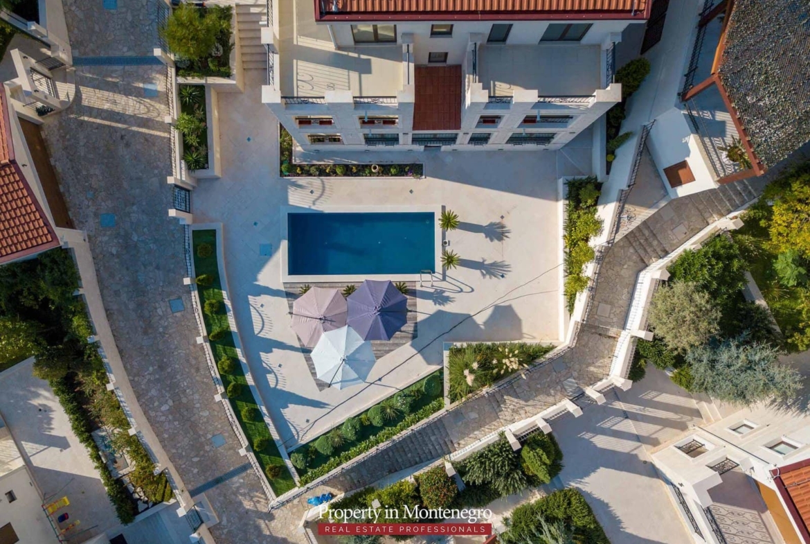 House with swimming pool for sale in Budva Riviera