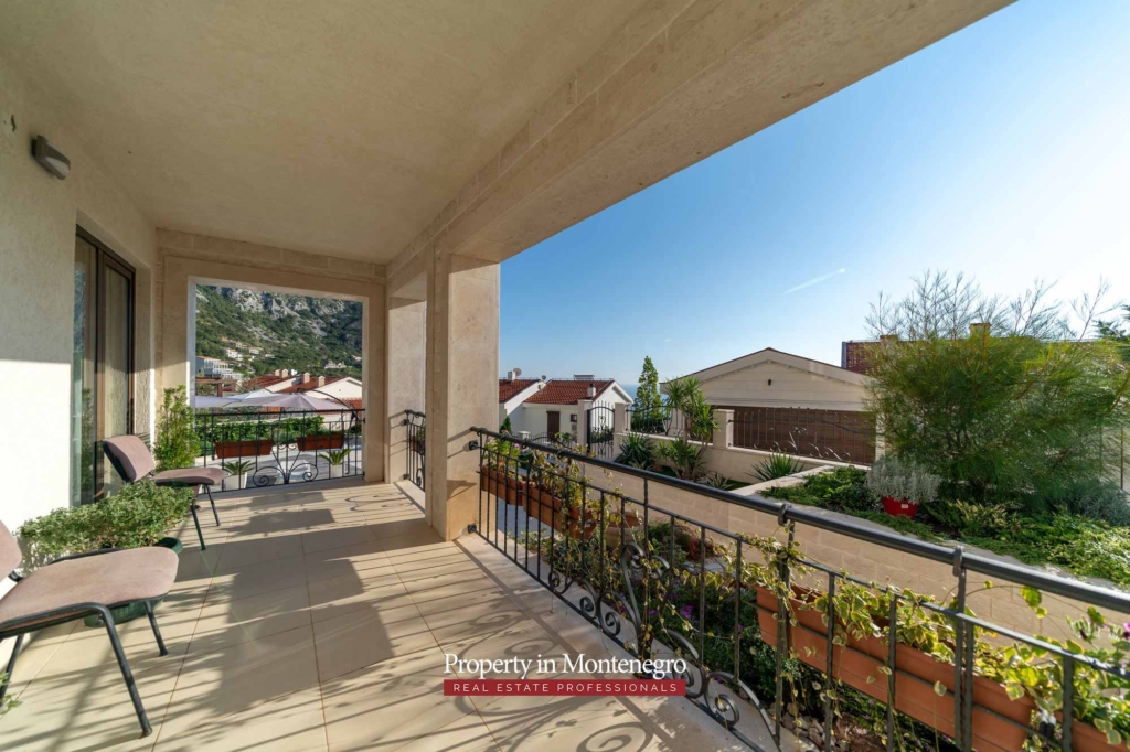 House with swimming pool for sale in Budva Riviera