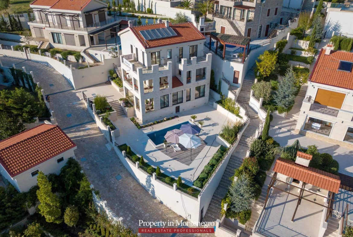 House with swimming pool for sale in Budva Riviera