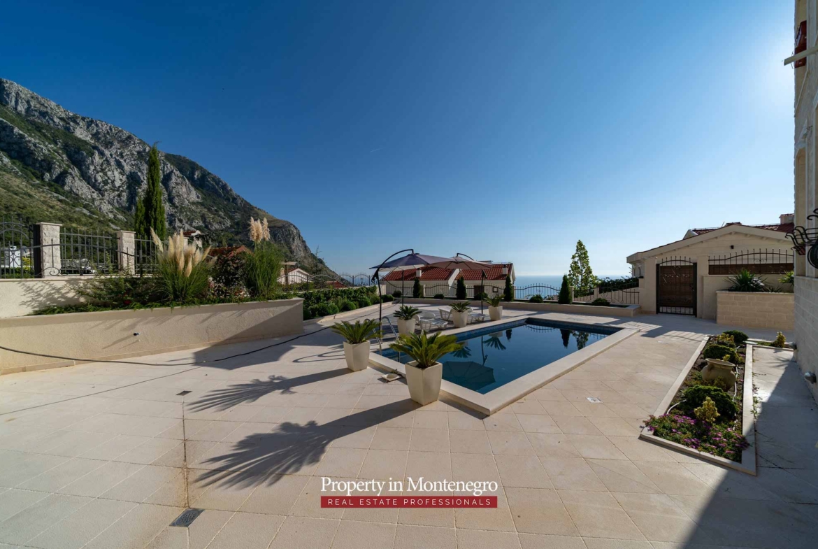 House with swimming pool for sale in Budva Riviera