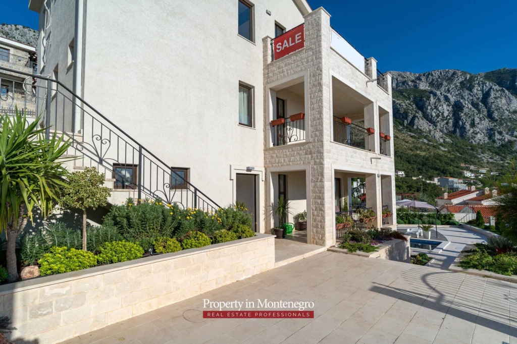 House with swimming pool for sale in Budva Riviera