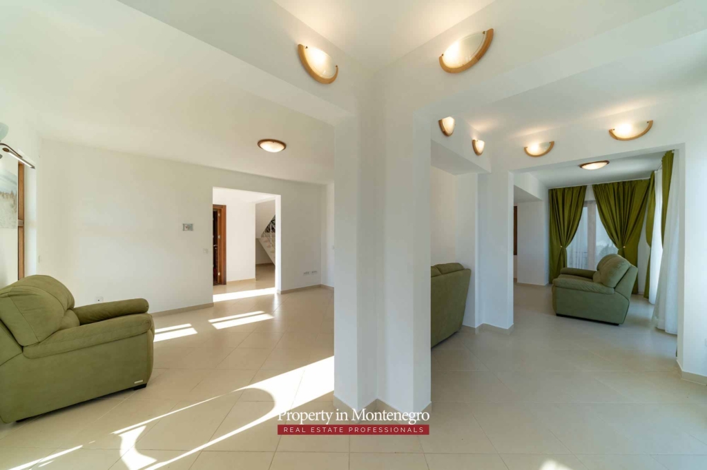 House with swimming pool for sale in Budva Riviera
