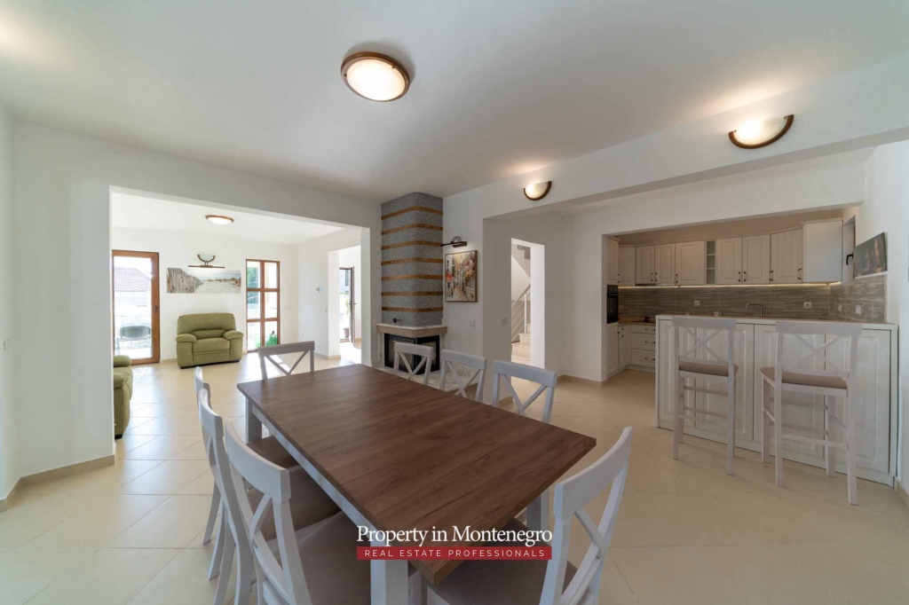 House with swimming pool for sale in Budva Riviera