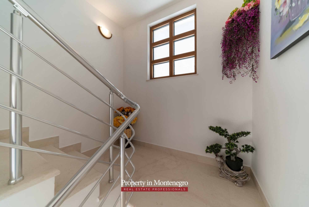 House with swimming pool for sale in Budva Riviera