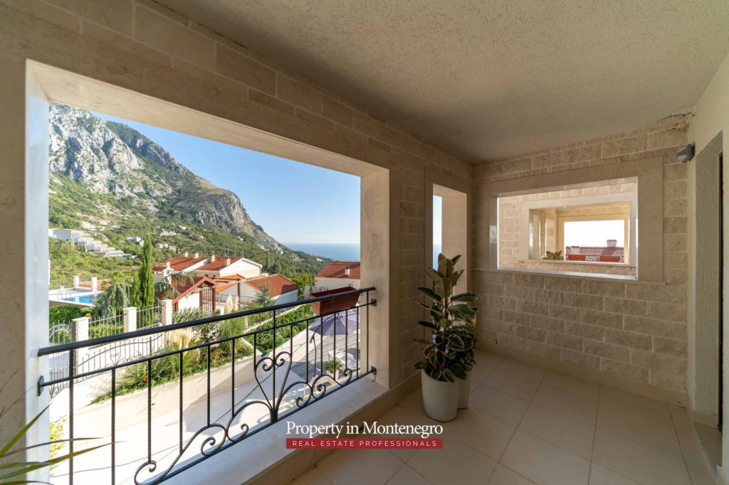 House with swimming pool for sale in Budva Riviera