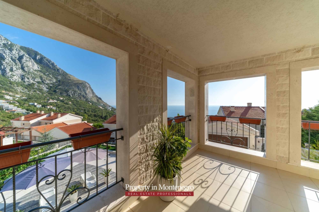 House with swimming pool for sale in Budva Riviera