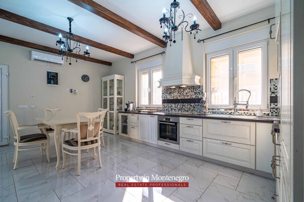 House for sale in Tivat Bay