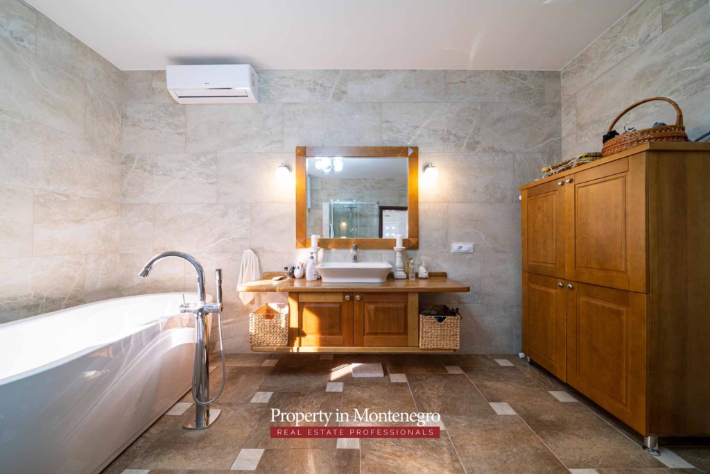 House for sale in Tivat Bay