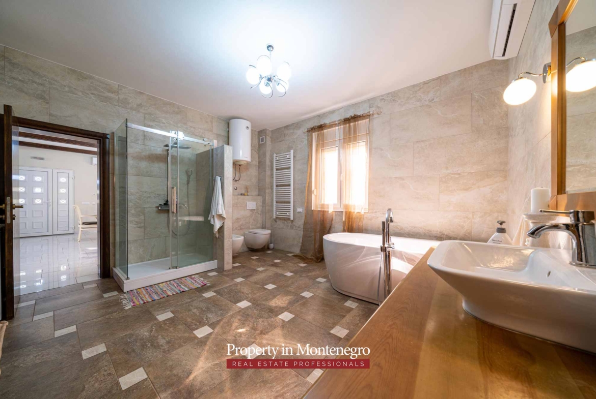 House for sale in Tivat Bay