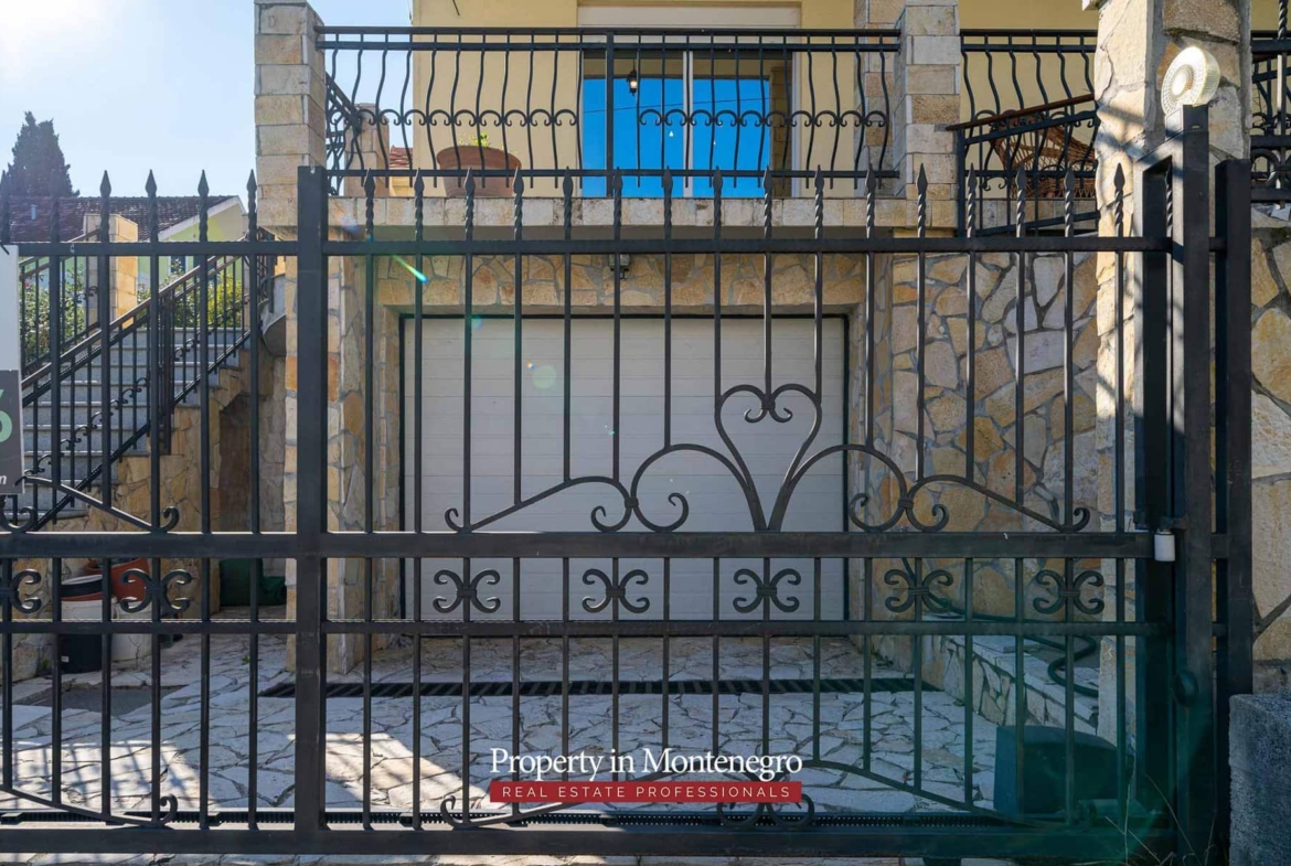 House for sale in Tivat Bay