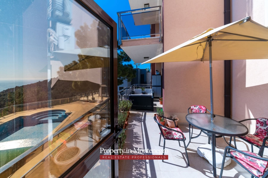 Luxury apartment with swimming pool for sale in Budva