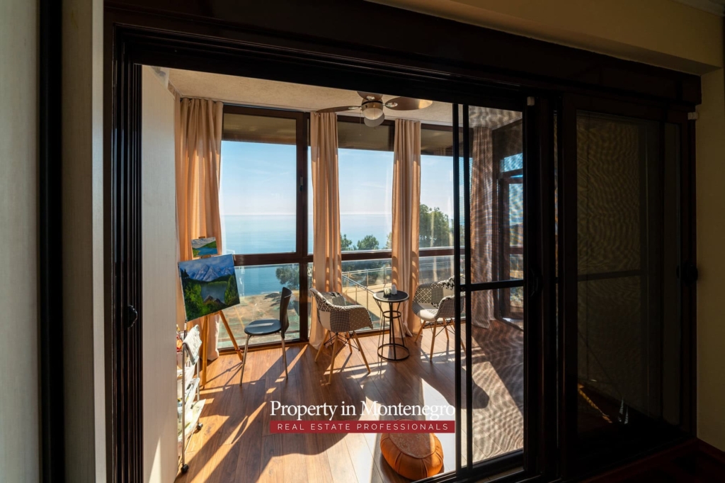 Luxury apartment with swimming pool for sale in Budva