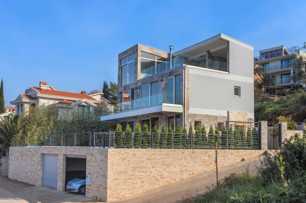 First line luxury villa for sale in Tivat Bay