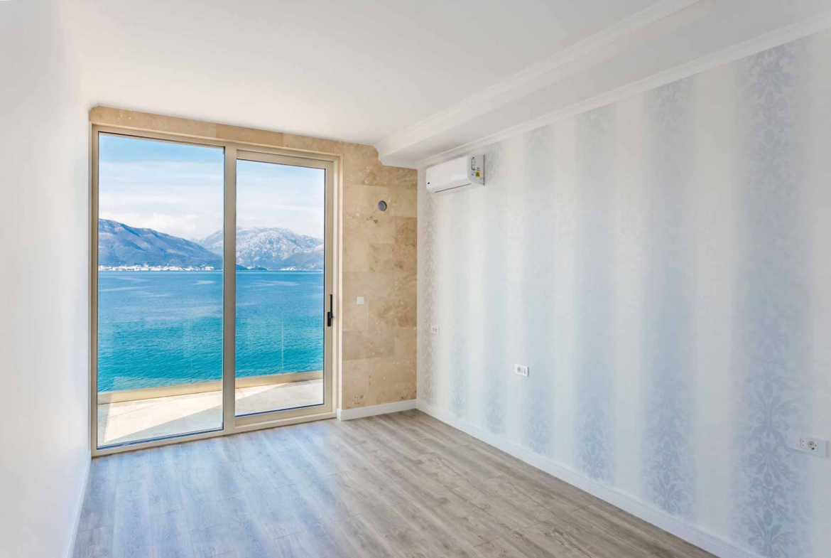 First line luxury villa for sale in Tivat Bay