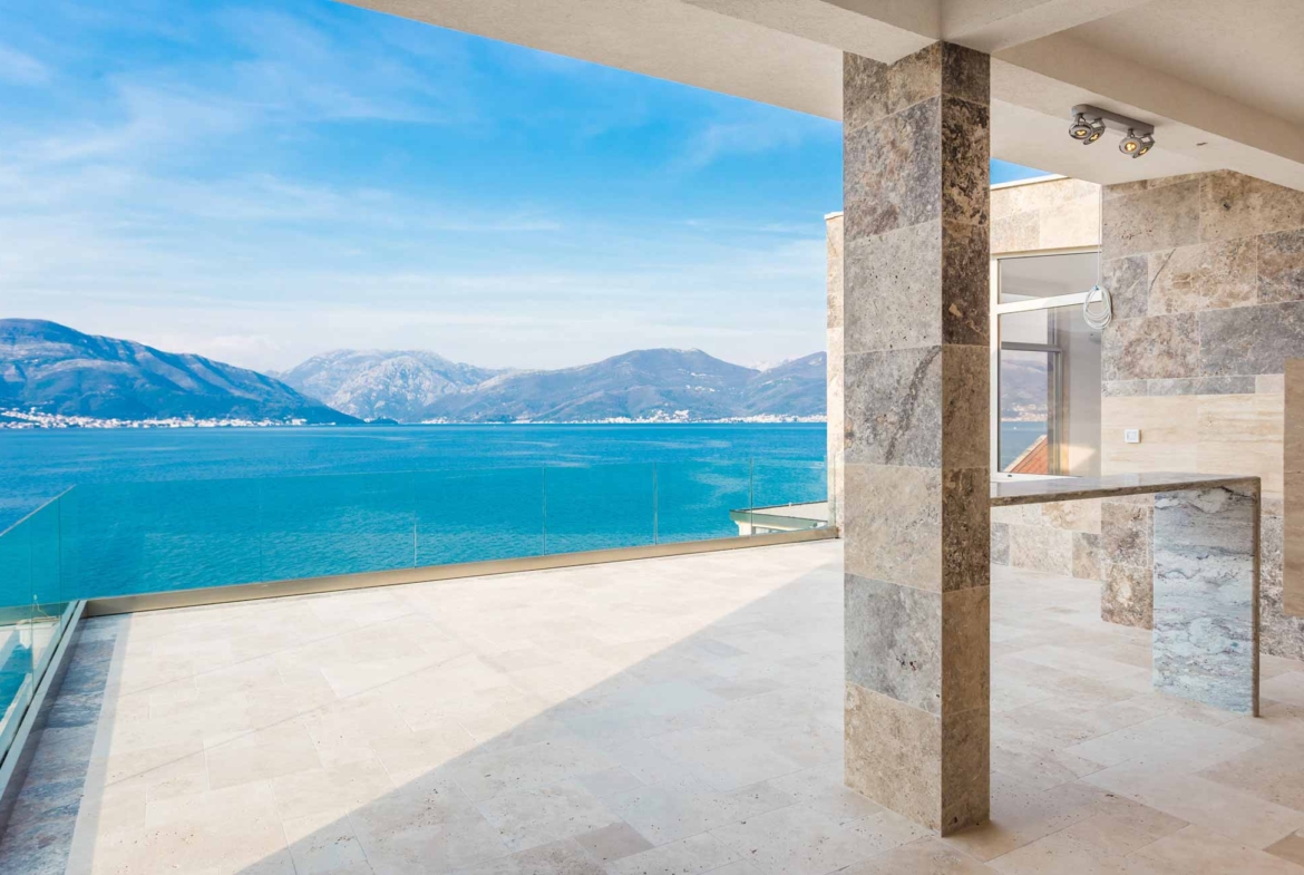 First line luxury villa for sale in Tivat Bay