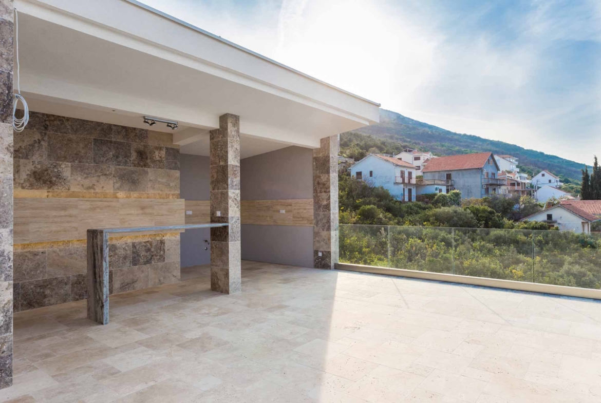 First line luxury villa for sale in Tivat Bay