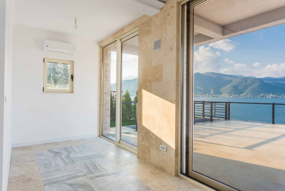 First line luxury villa for sale in Tivat Bay