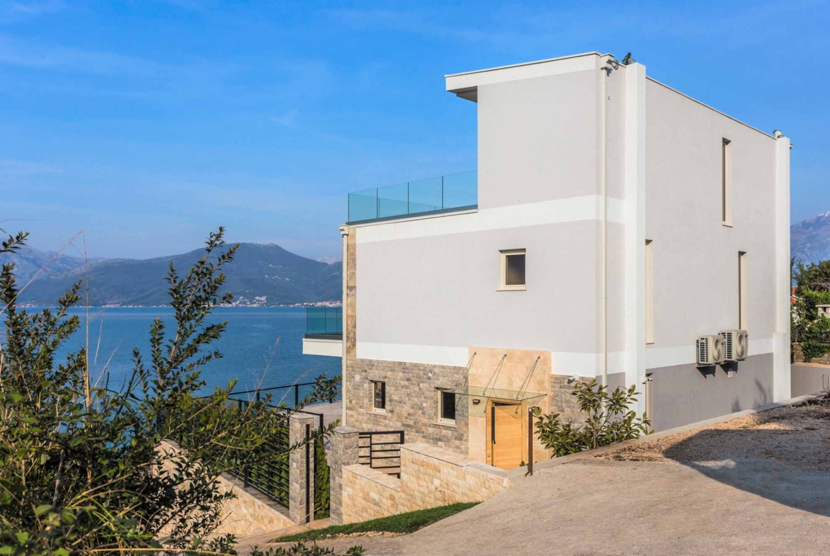 First line luxury villa for sale in Tivat Bay