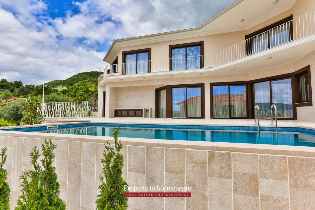 Villa with swimming pool for sale in Tivat