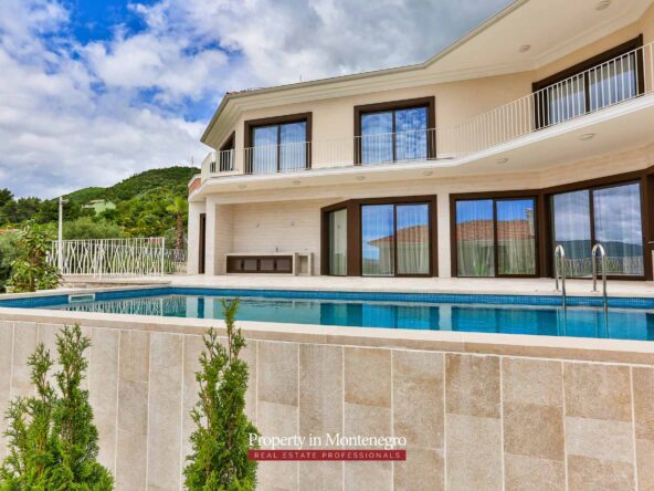 Villa with swimming pool for sale in Tivat
