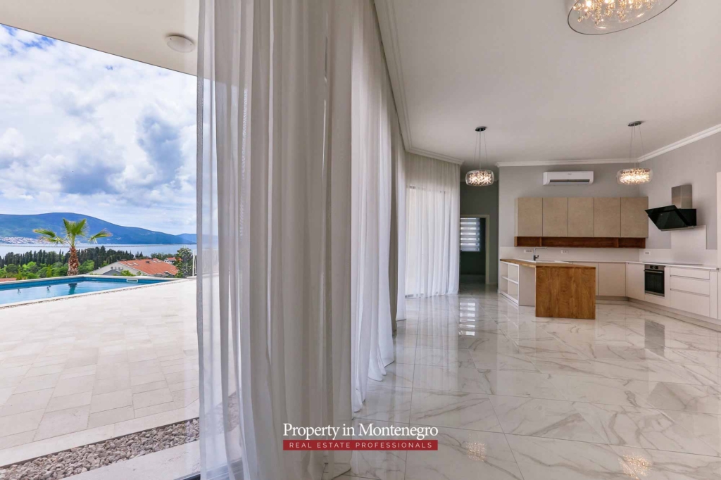 Villa with swimming pool for sale in Tivat