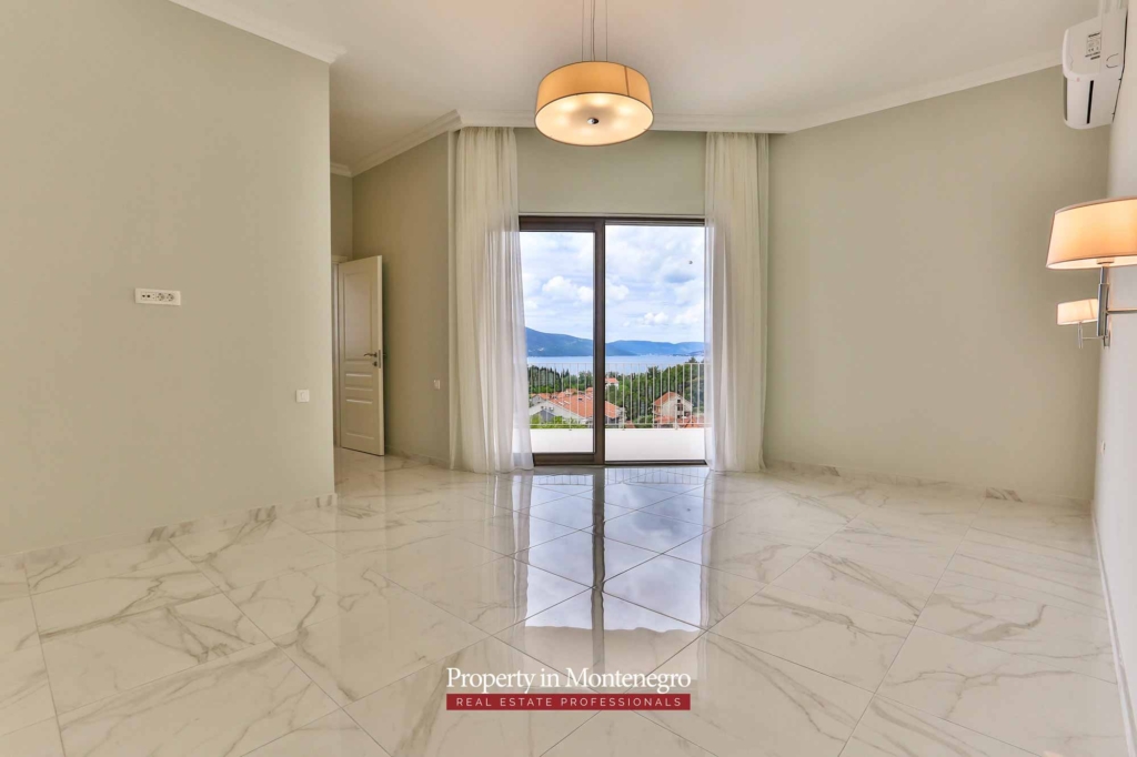 Villa with swimming pool for sale in Tivat
