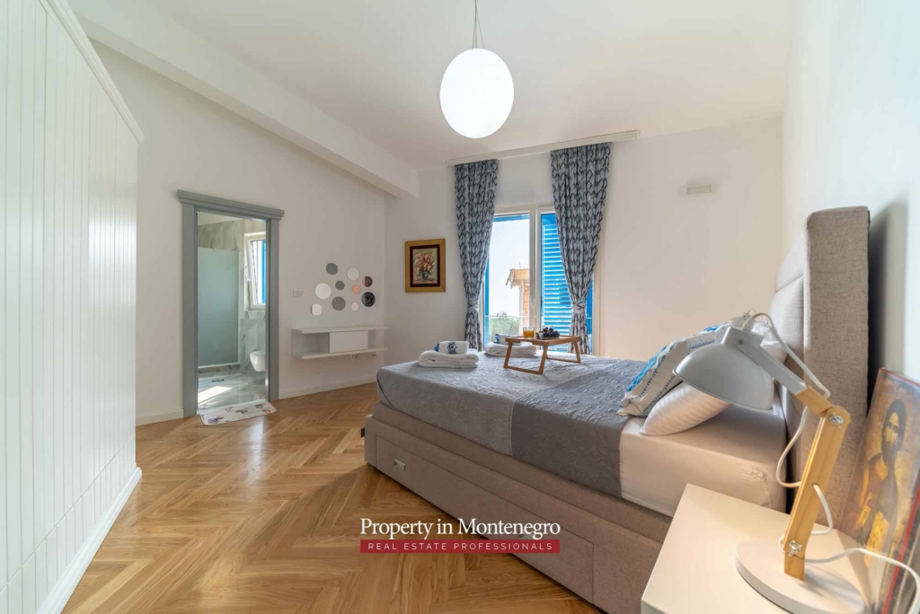 Villa with swimming pool for sale in Budva