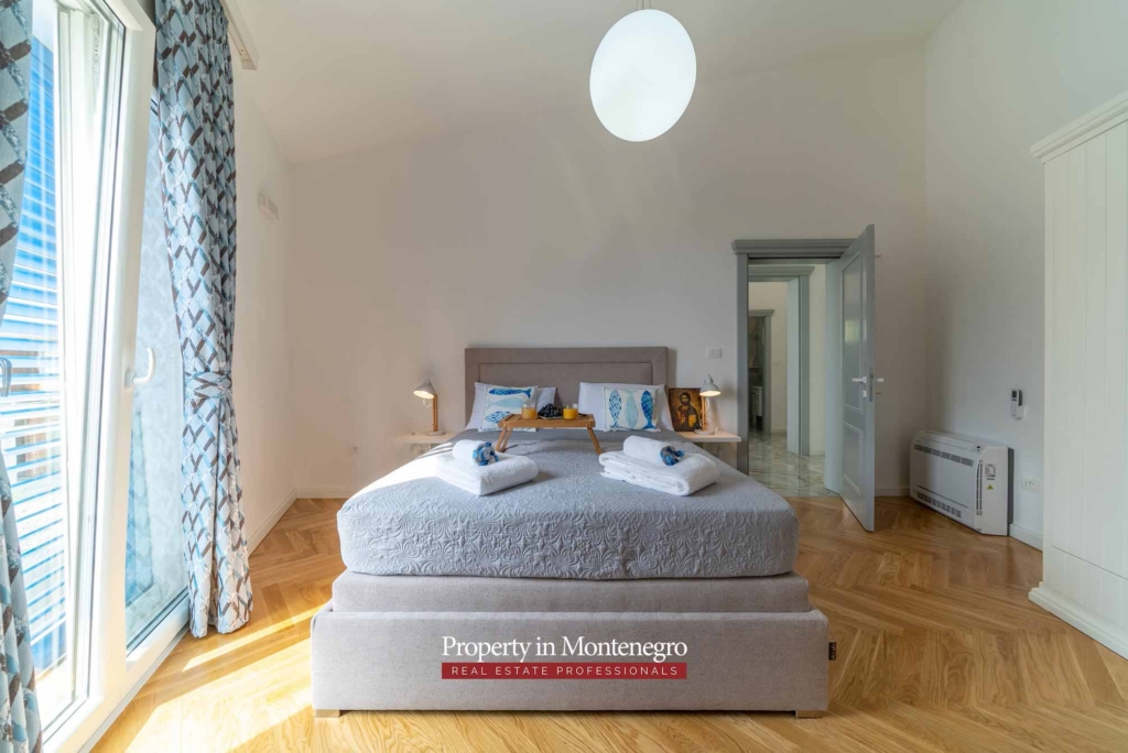 Villa with swimming pool for sale in Budva