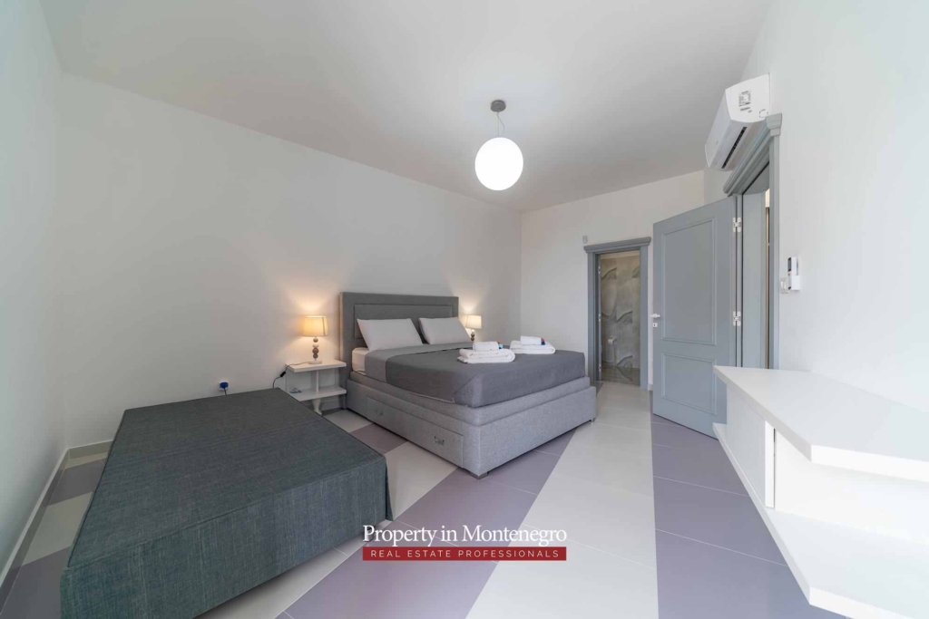 Villa with swimming pool for sale in Budva