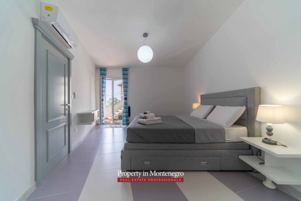 Villa with swimming pool for sale in Budva