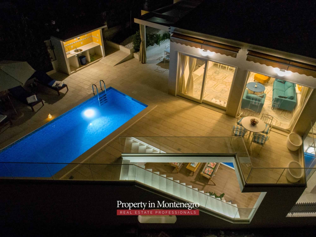 Villa with swimming pool for sale in Budva