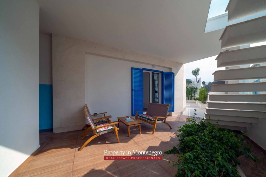 Villa with swimming pool for sale in Budva