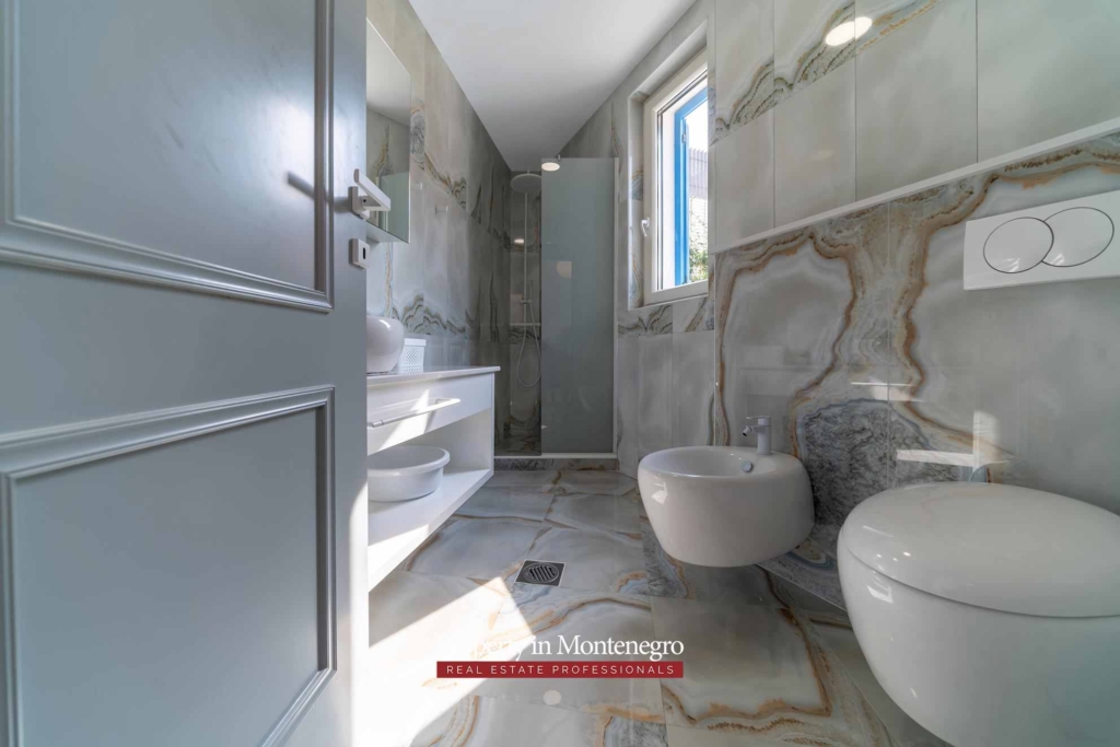 Villa with swimming pool for sale in Budva