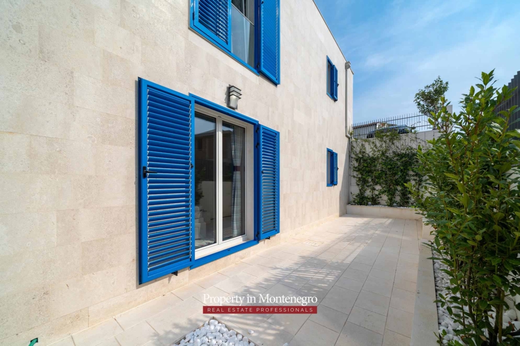 Villa with swimming pool for sale in Budva