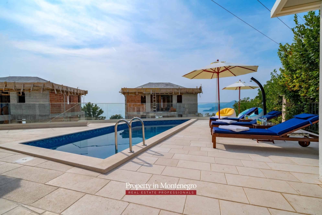 Villa with swimming pool for sale in Budva
