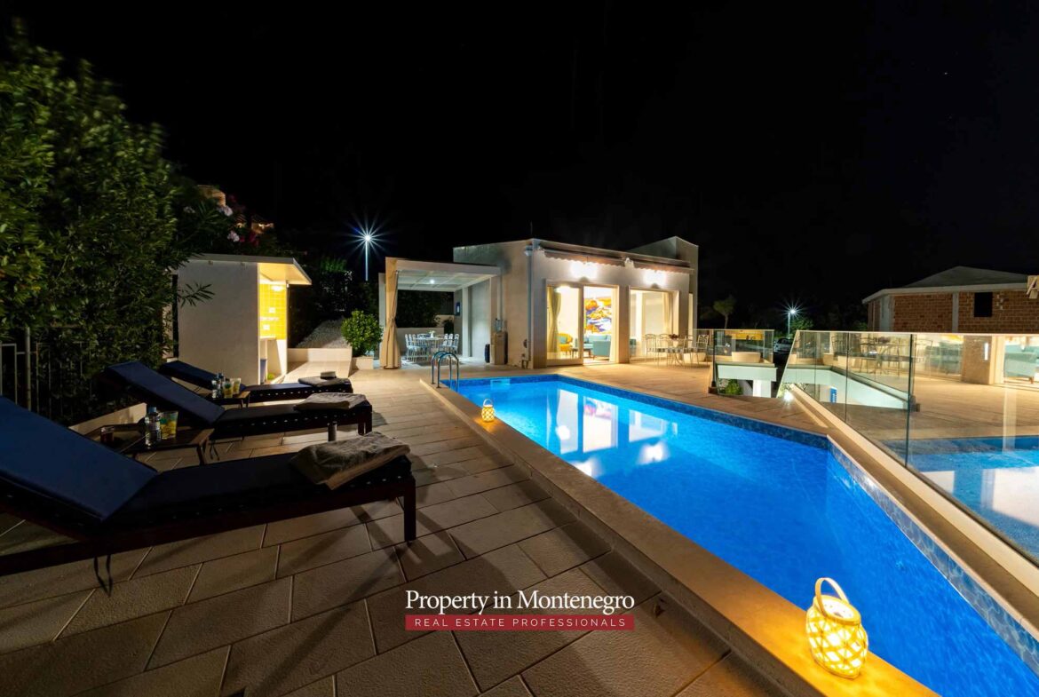 Villa with swimming pool for sale in Budva
