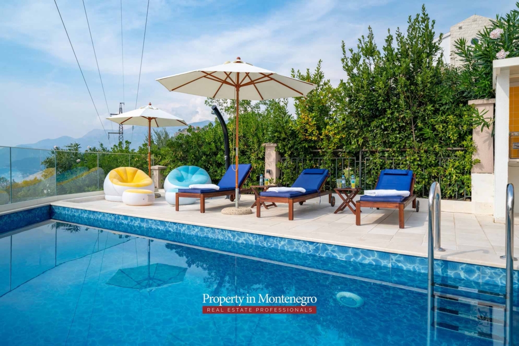Villa with swimming pool for sale in Budva