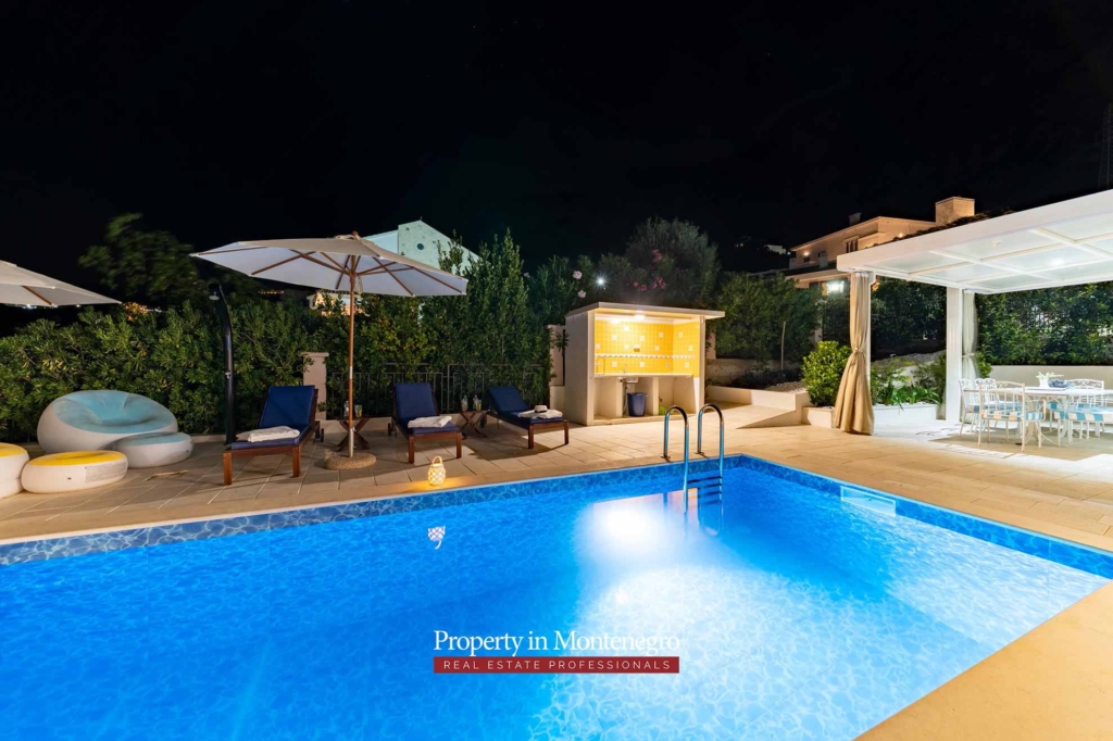 Villa with swimming pool for sale in Budva
