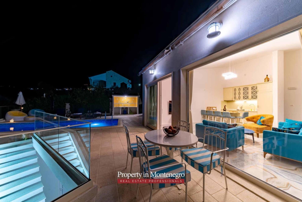 Villa with swimming pool for sale in Budva