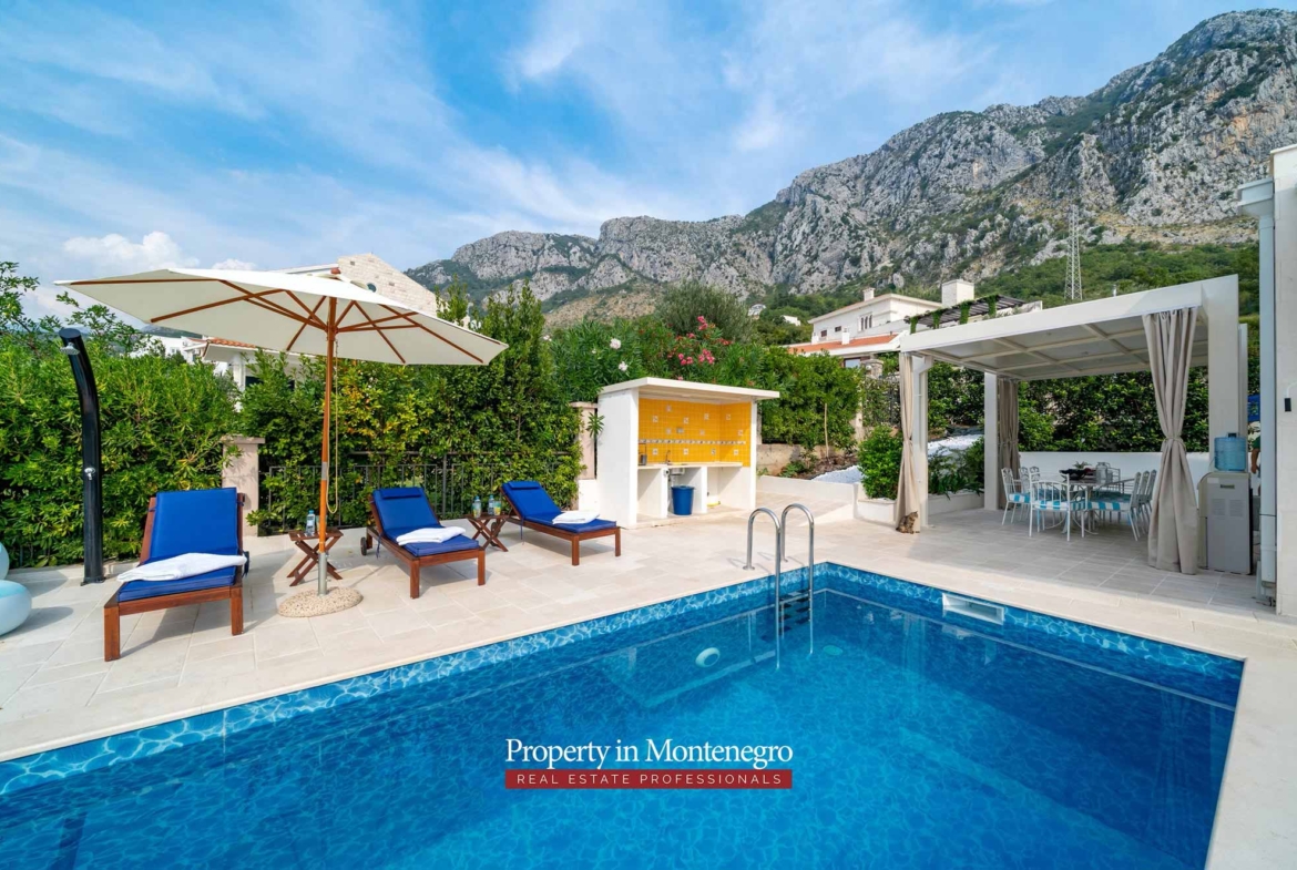 Villa with swimming pool for sale in Budva