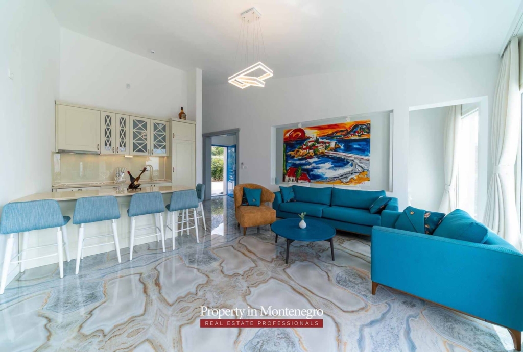Villa with swimming pool for sale in Budva