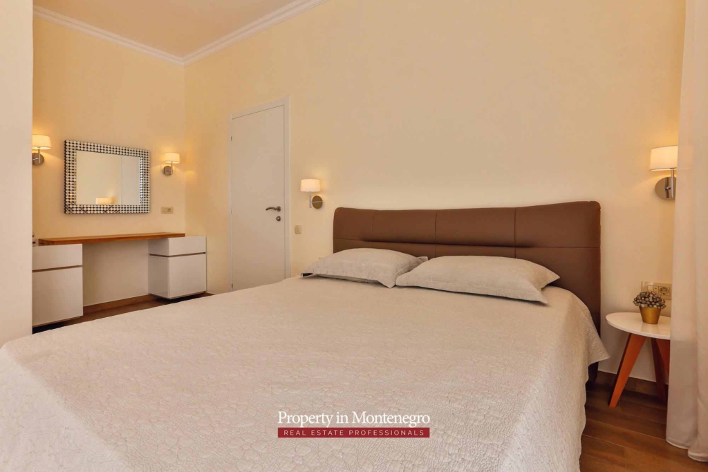 Luxury villa with swimming pool for sale in Tivat