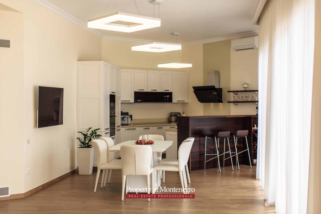 Luxury villa with swimming pool for sale in Tivat