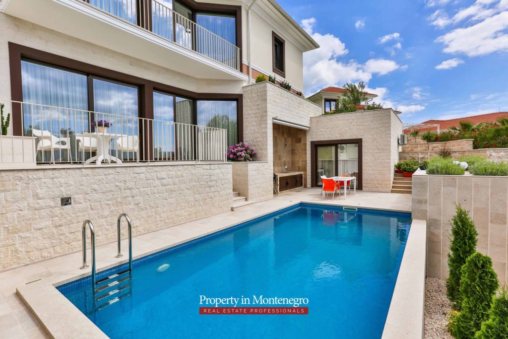 Luxury villa with swimming pool for sale in Tivat