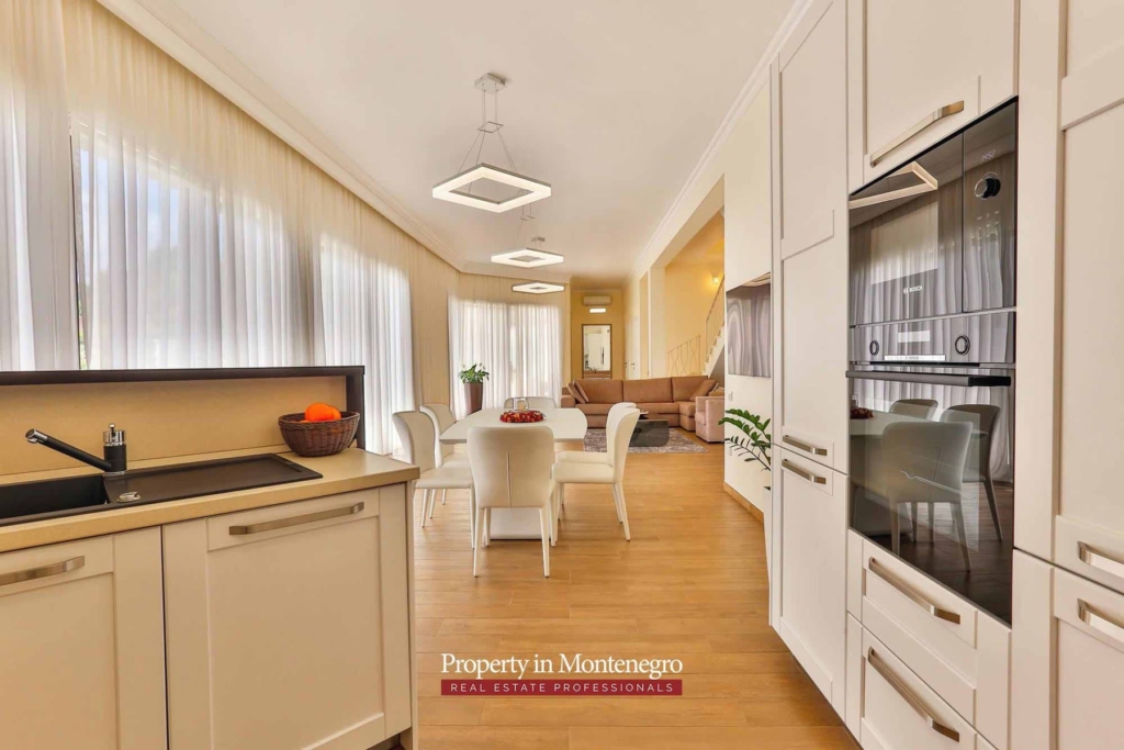 Luxury villa with swimming pool for sale in Tivat